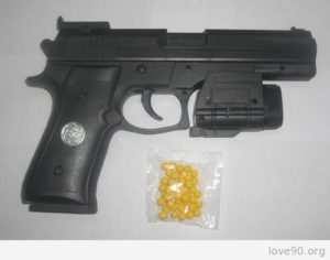 Пистолет с пластмасовыми пульками.Игрушка 90-х